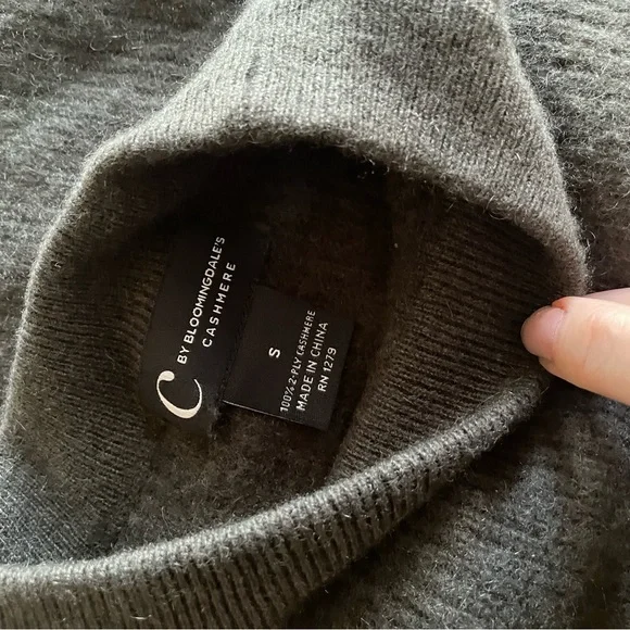 Gently pre-owned Bloomingdale’s cashmere sweater lace up shoulders gray-green S - Picture 4 of 10